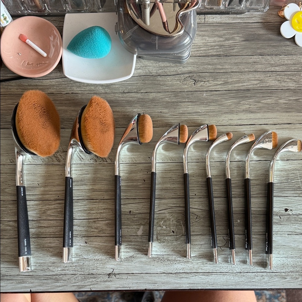 Artis Fluenta 9 Brush Black and Silver Makeup Brush Set